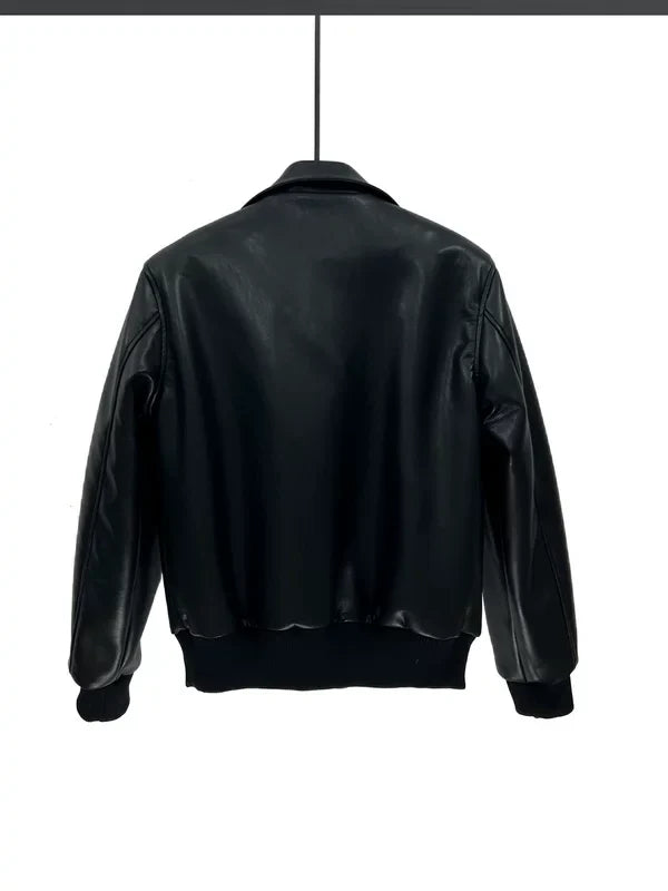 Veste courte de moto en cuir matelassé